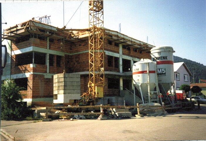 HUGRO 1993: Umzug in das neue Firmengebäude mit erheblich ausgebauter Lagerkapazität, verbesserten Logistikwegen und erweiterten Vertriebsbüros.